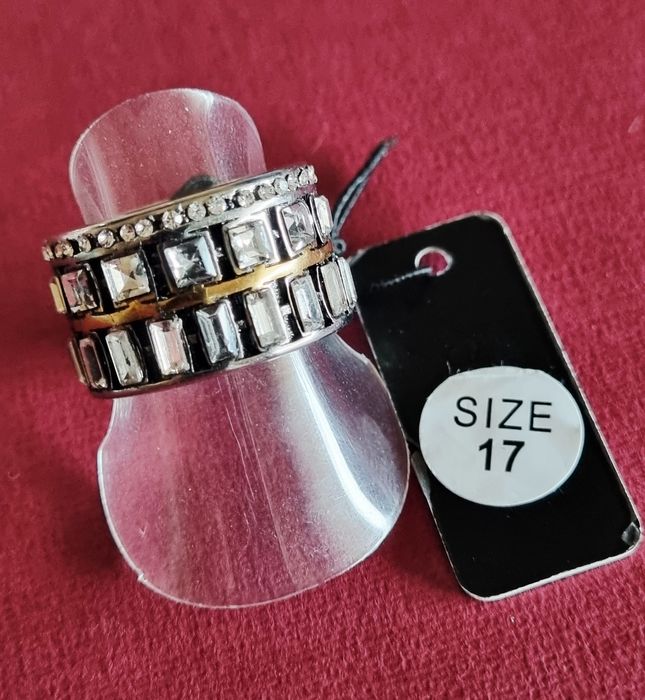 Anel bicolor, em aço, com zirconias e pedras de vidro. T17