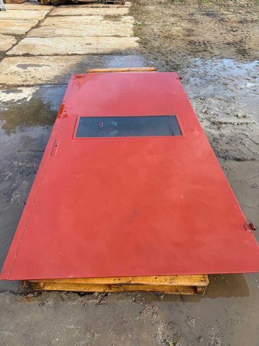 Drzwi garażowe dwuskrzydłowe duże.