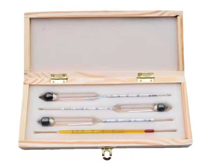 Набір ареометрів для спирту АСП-3 у дерев'яному футлярі з термометром.