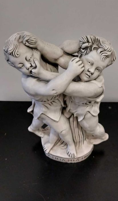 Vende-se Estatueta Decorativa