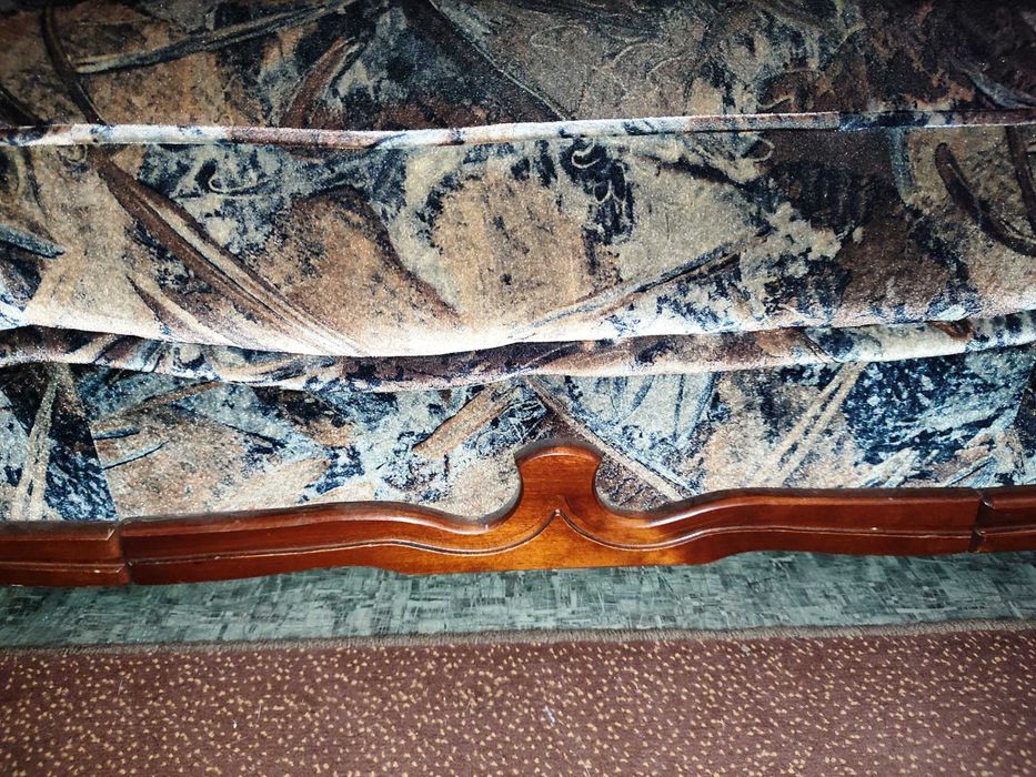 Продається комплект м'яких меблів: диван + два крісла. Вживане.