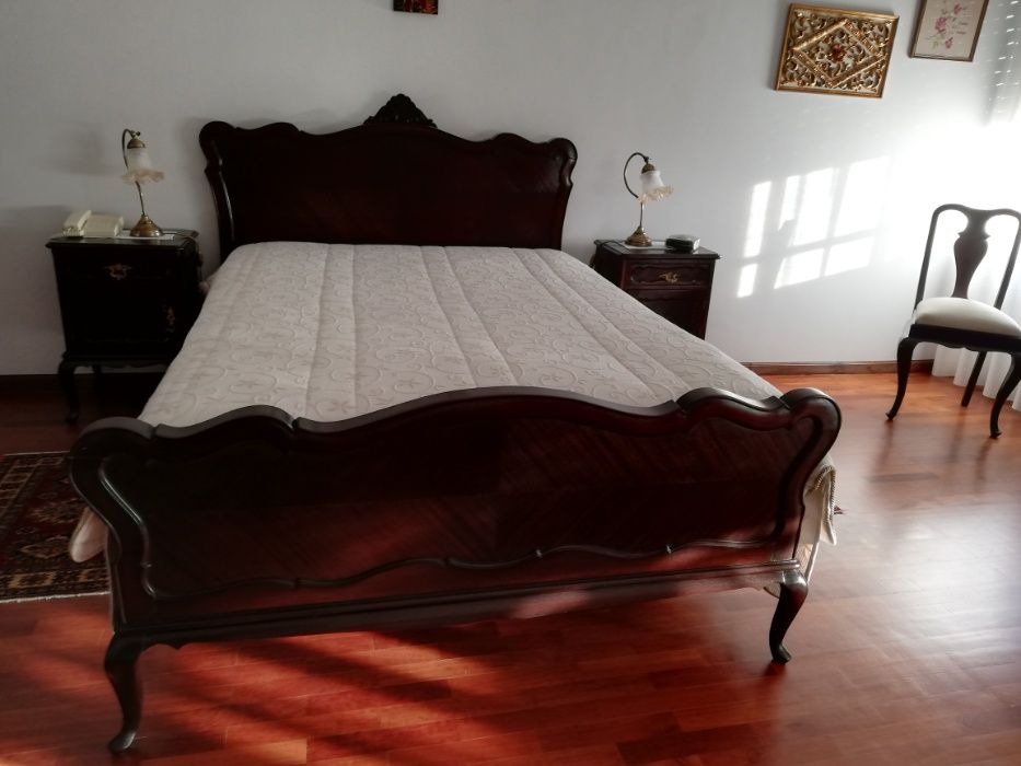 Mobília de quarto de casal estilo Queen Anne completa