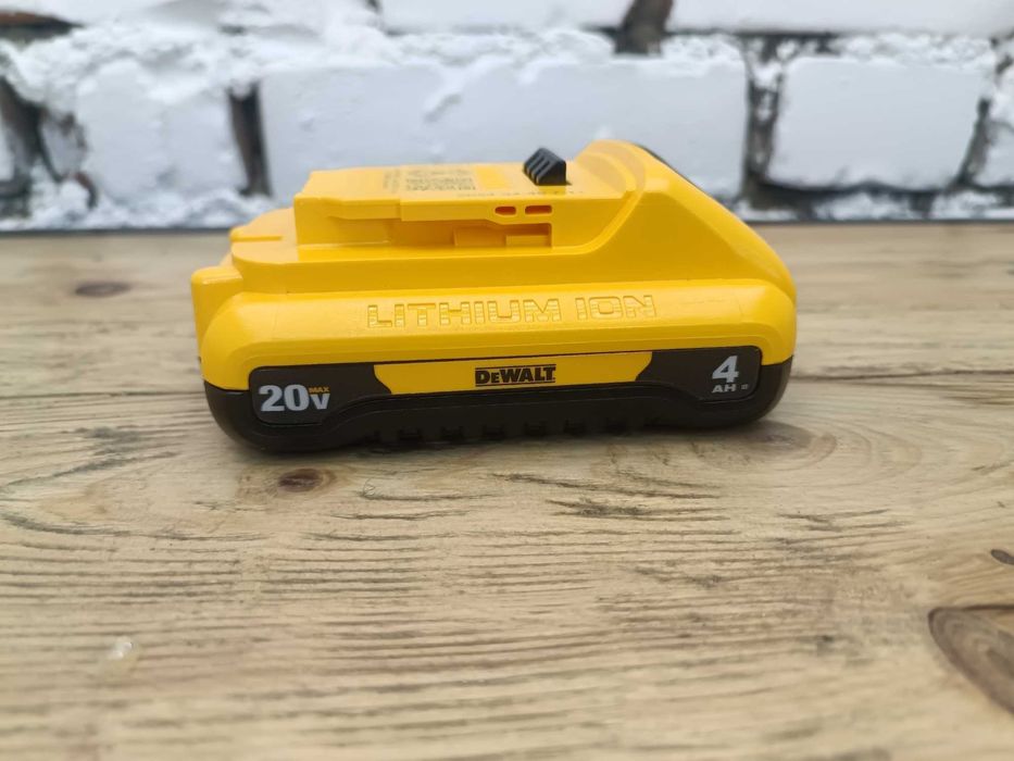 Аумулятор батарея DeWalt 4AH 20V DCB240 з США Оригінал