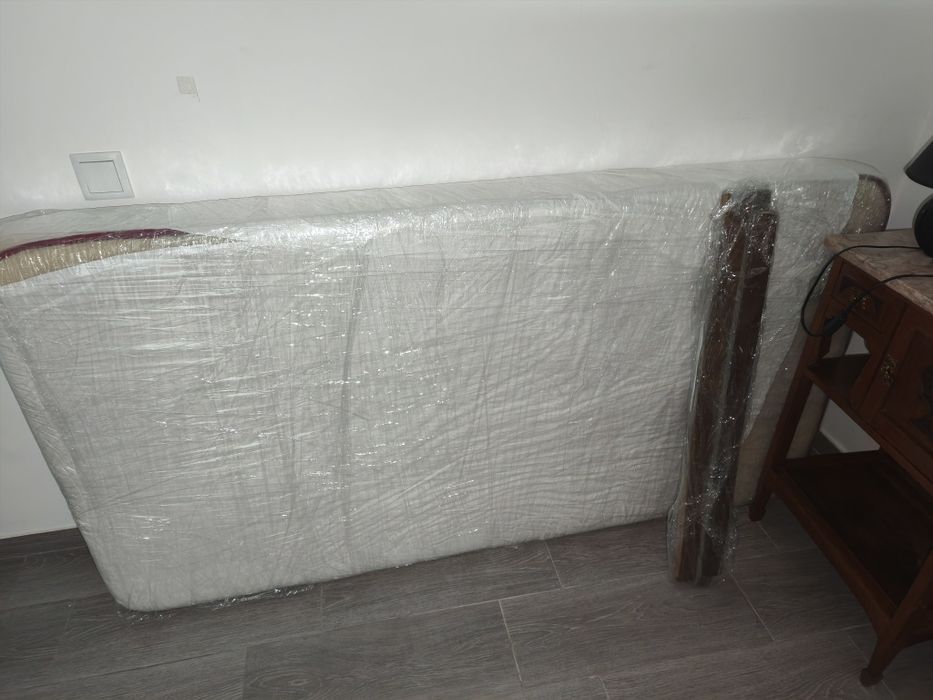 Cama de solteiro com cabeceira