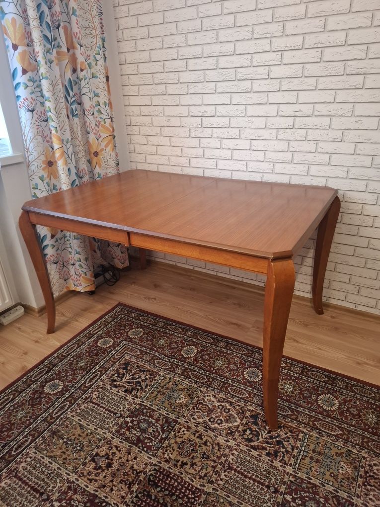 Rozsuwany drewniany stół