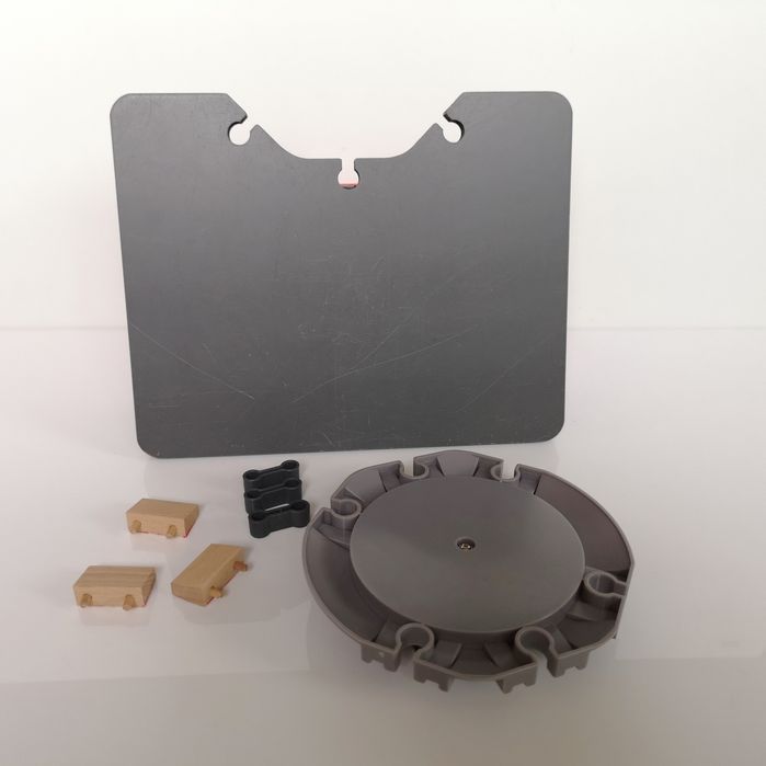 Duża, drewniana parowozownia Playtive z 3 peronami i obrotnicą