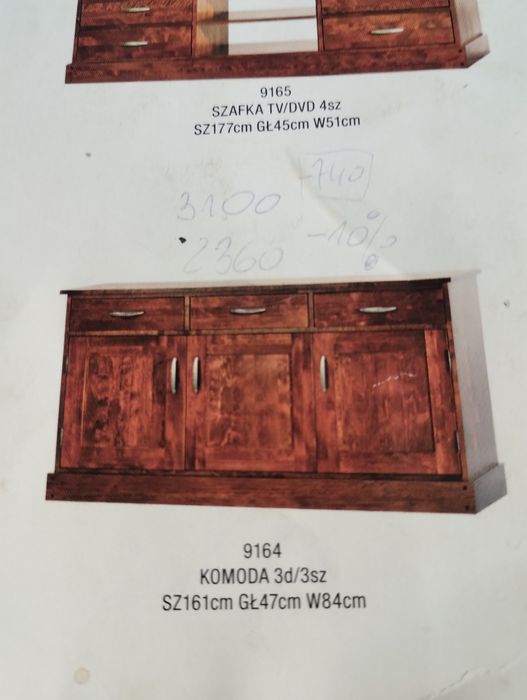 Witryna i komoda z litego drewna marki ADB Meble.