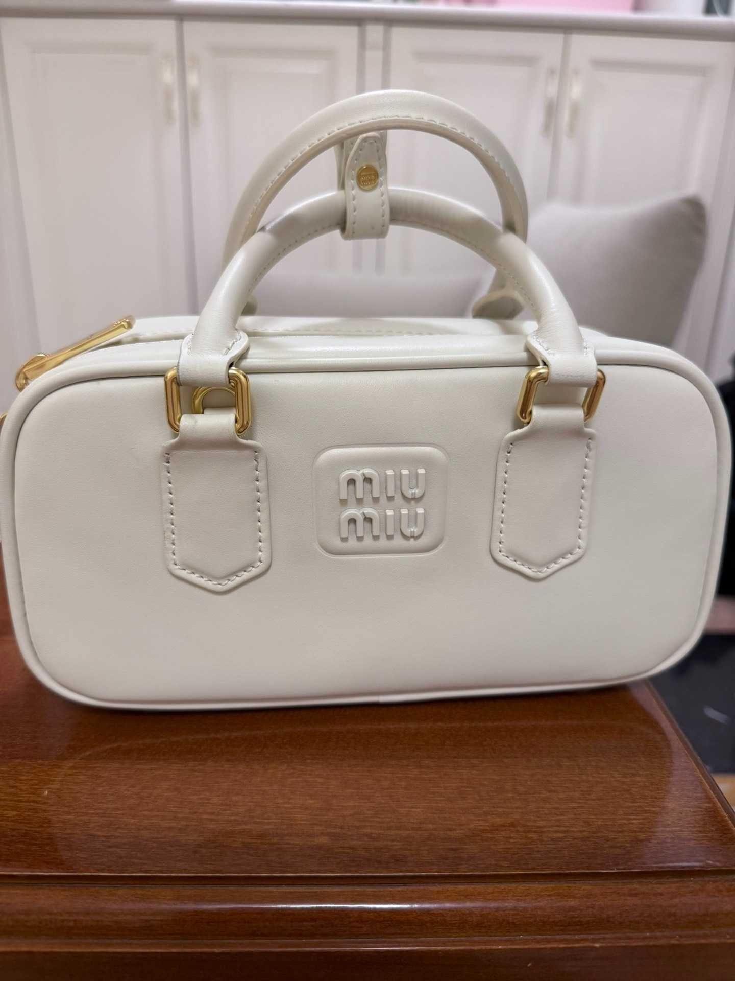MiuMiu Biała Torebka 2025 - Luksusowy i Elegantny Design
