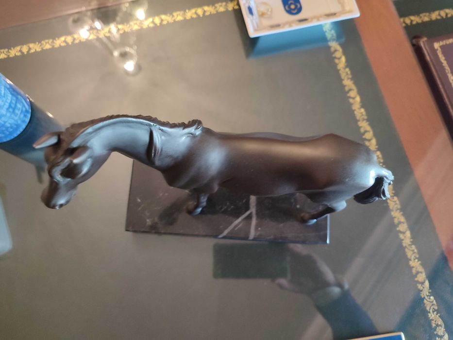 Cavalo peça decorativa com base em marmore