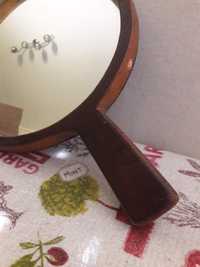 Espelho de mão redondo em madeira