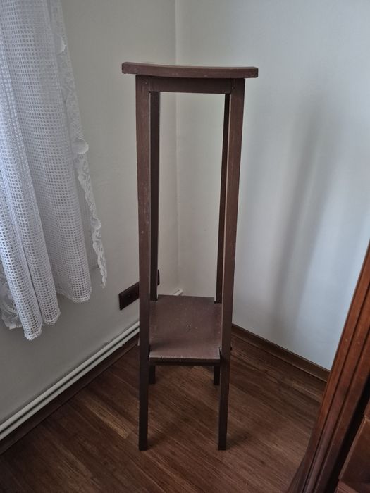 Stojak drewniany na kwiaty, Wysokość metr, szerokość 22 cm.