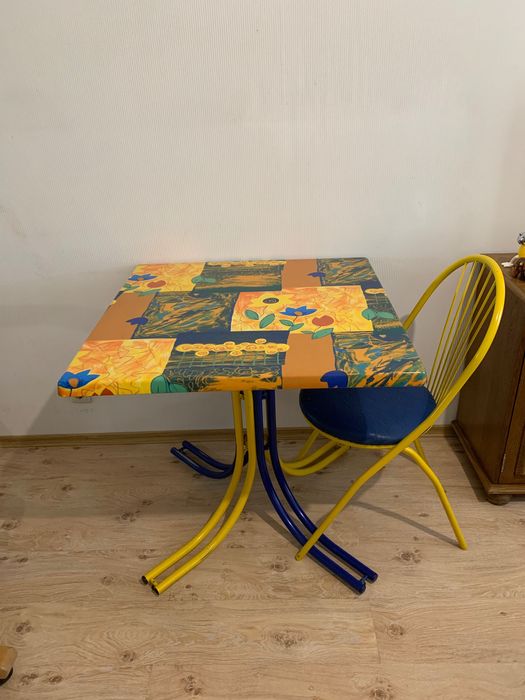 Стол и стулья кухонные