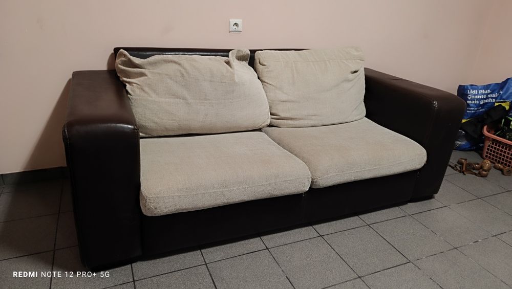 Sofá pele com almofadas em tecido