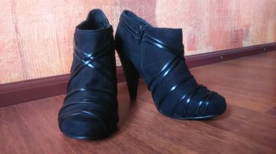 Buty, botki czarne, eleganckie r.36 - *Bullboxer* motyw pasków