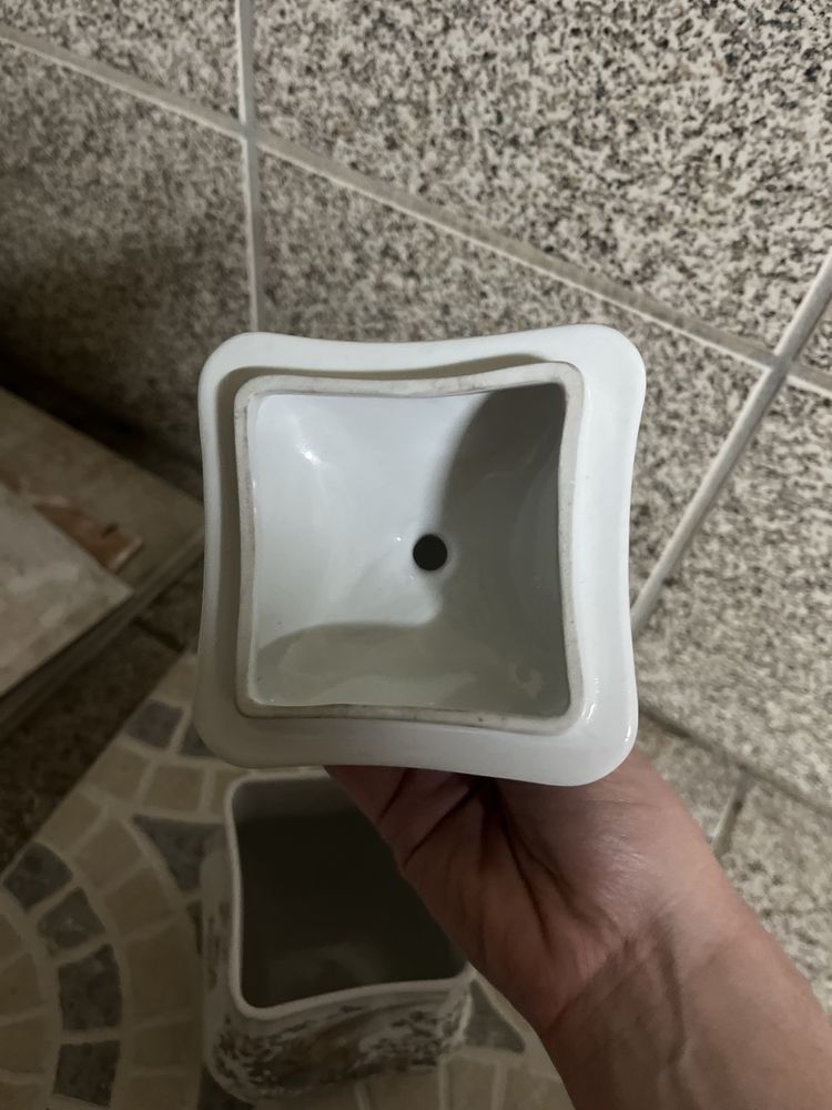 Quatro peças de porcelana