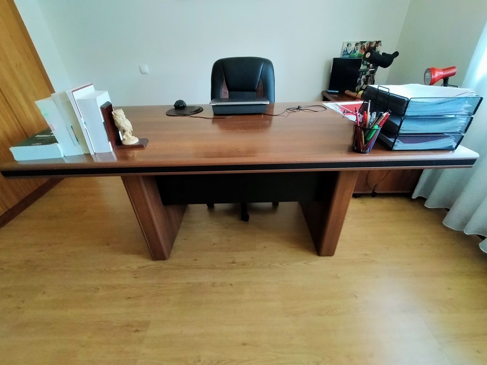 Mesa de escritório, mesa de apoio e cadeira