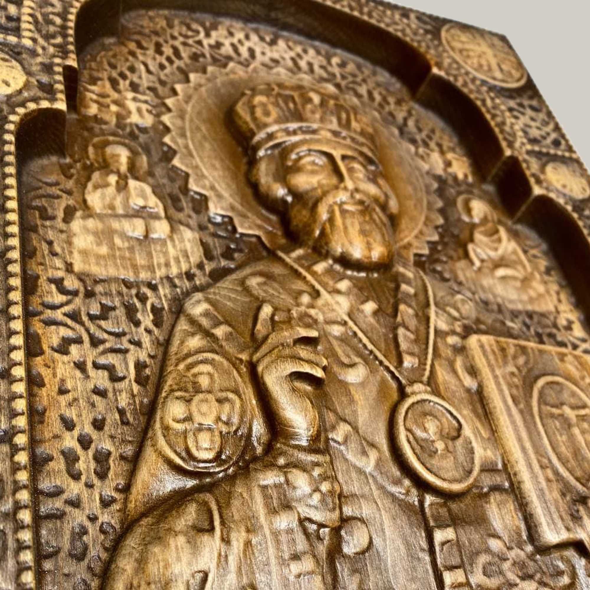 Різьблена дерев'яна ікона Святого Миколая Чудотворця