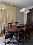 Mesa de sala de jantar extensiva em mogno