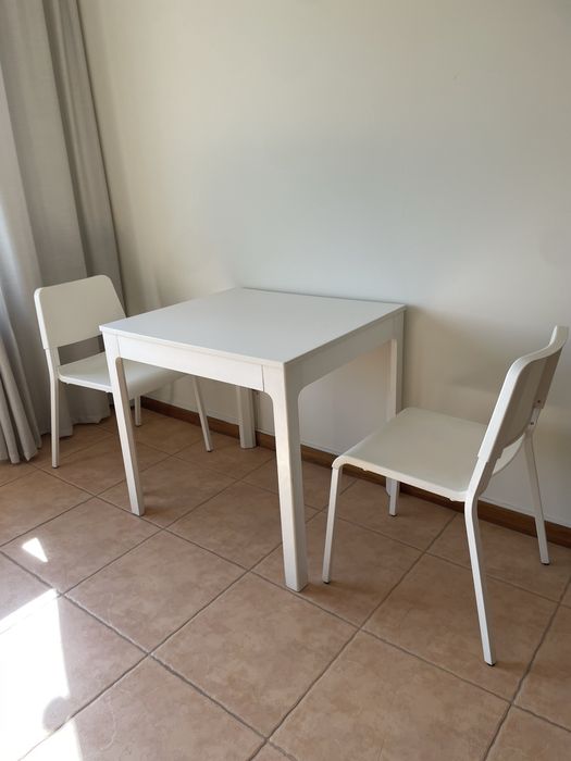 Mesa + 2 cadeiras