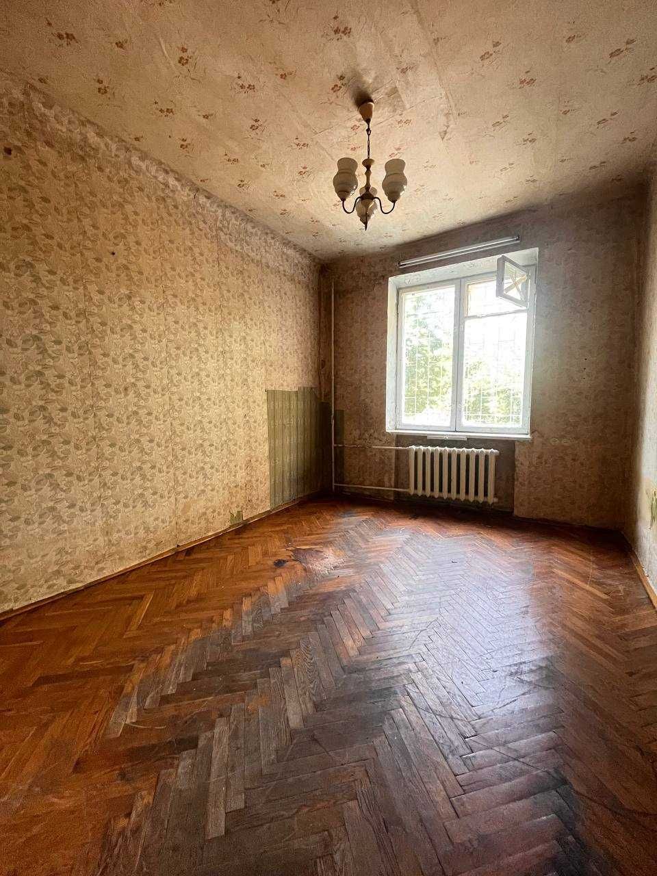 Продається КІМНАТА сталінка 1 поверх