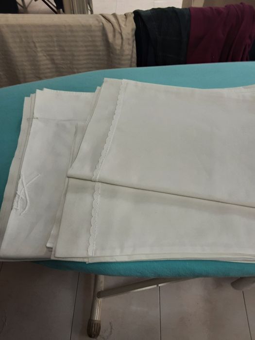 Lençóis brancos em algodão  cama de casal antiga