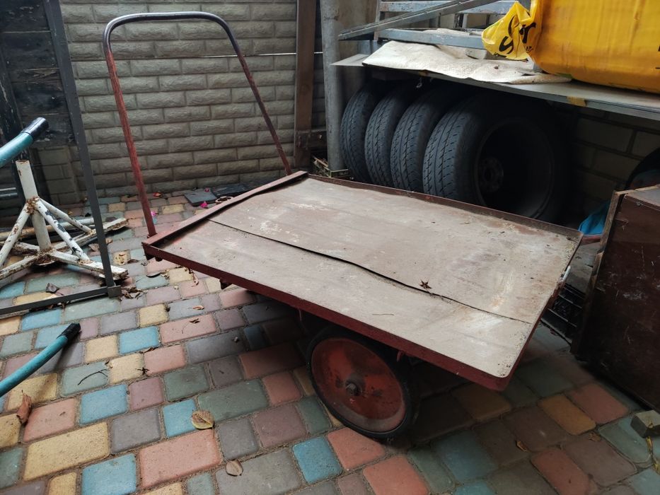 Тележка грузовая с поворотным колесом.