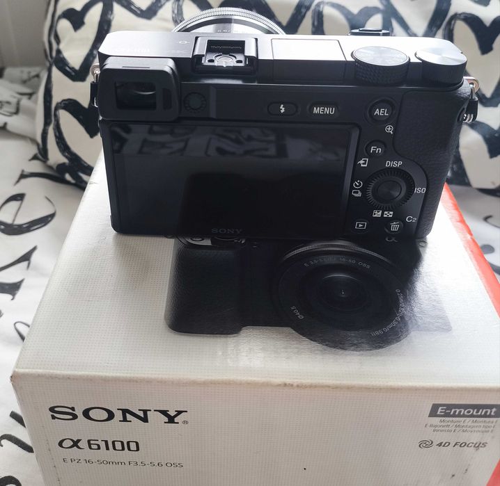 Sprzedam Sony A6100 + obiektyw kit 16-50mm