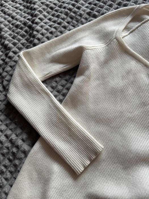 кофтинка в рубчик облягаюча молочна з вирізом в декольте