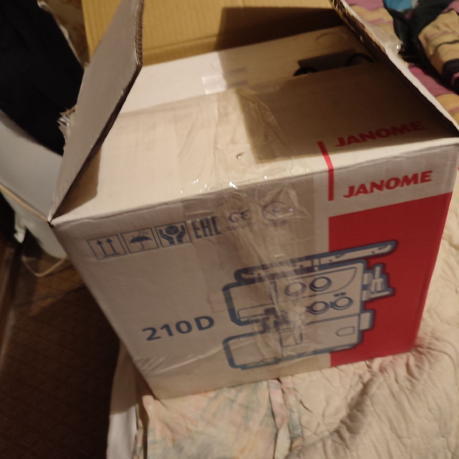 Продам оверлок  Janome- 210 новый