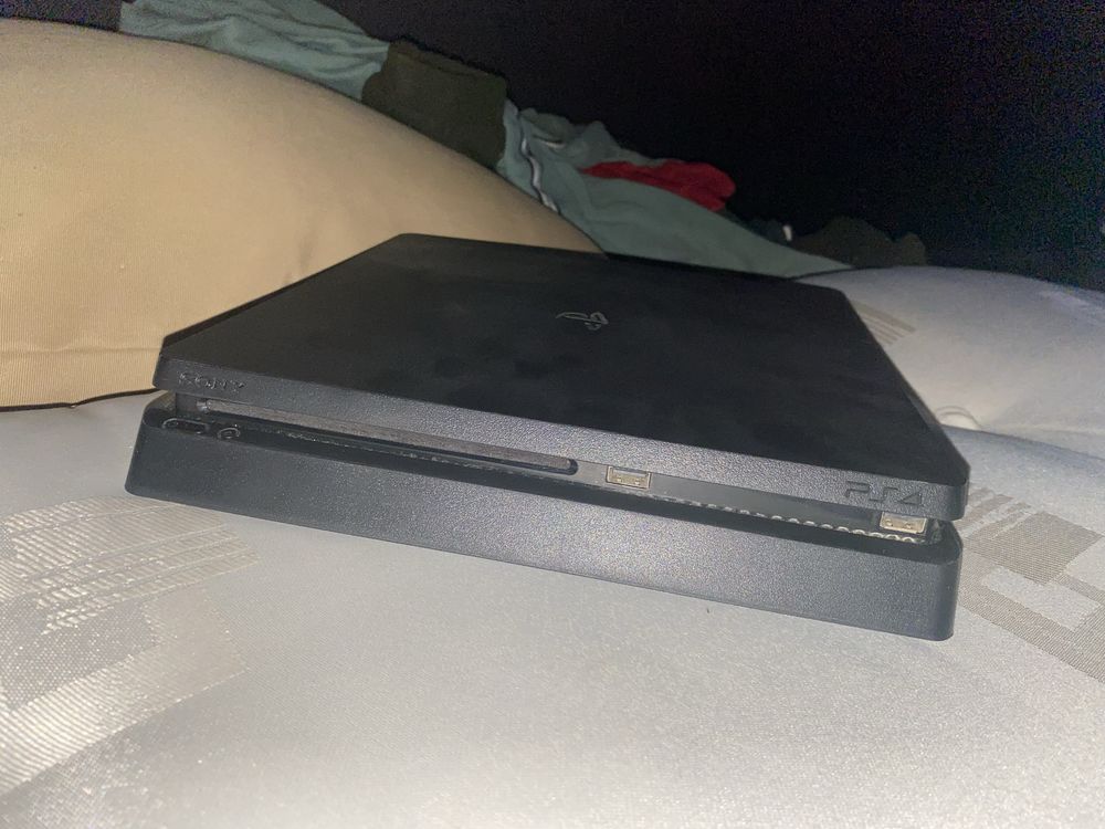 Ps4 slim.       .