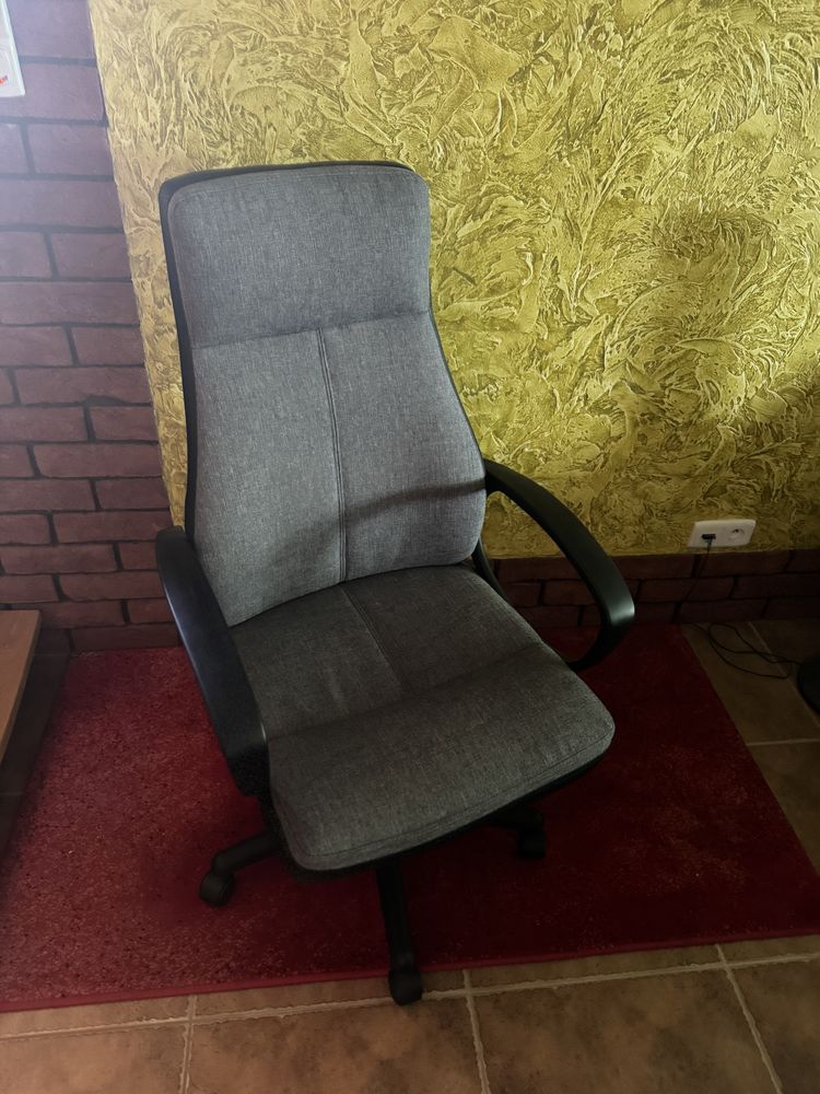 Krzeslo fotel do biurka na kolkach