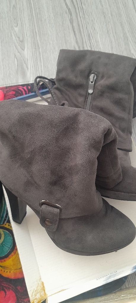 Calçado de mulher  botas, sapatos e botins