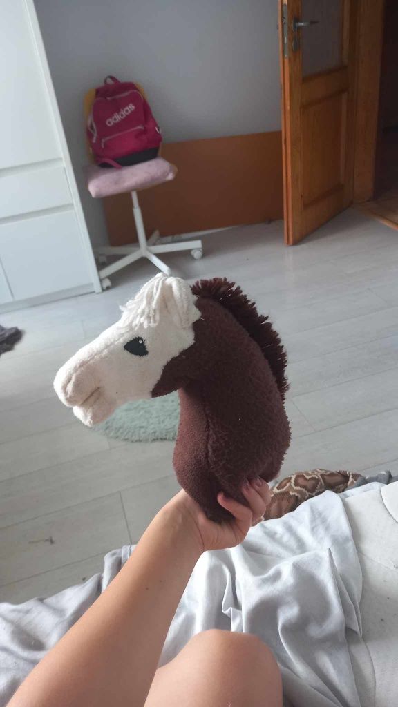 Brązowy biały ogier pop pluszowy z kijem  ogłowiem i wodzami