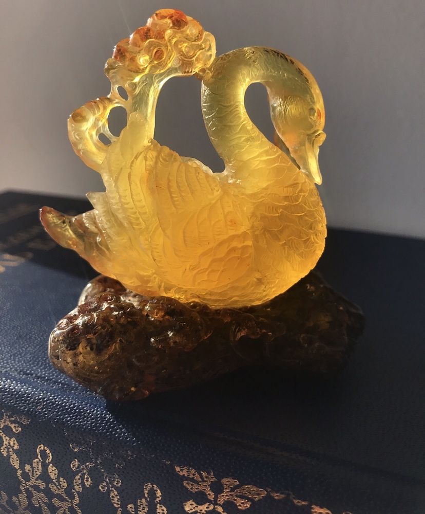 Статуэтка из янтаря сувенир лебедь резьба бурштин
