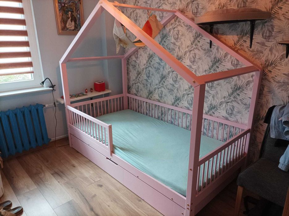 łóżeczko łóżko dziecięce domek z  szufladą na pościel i materacem