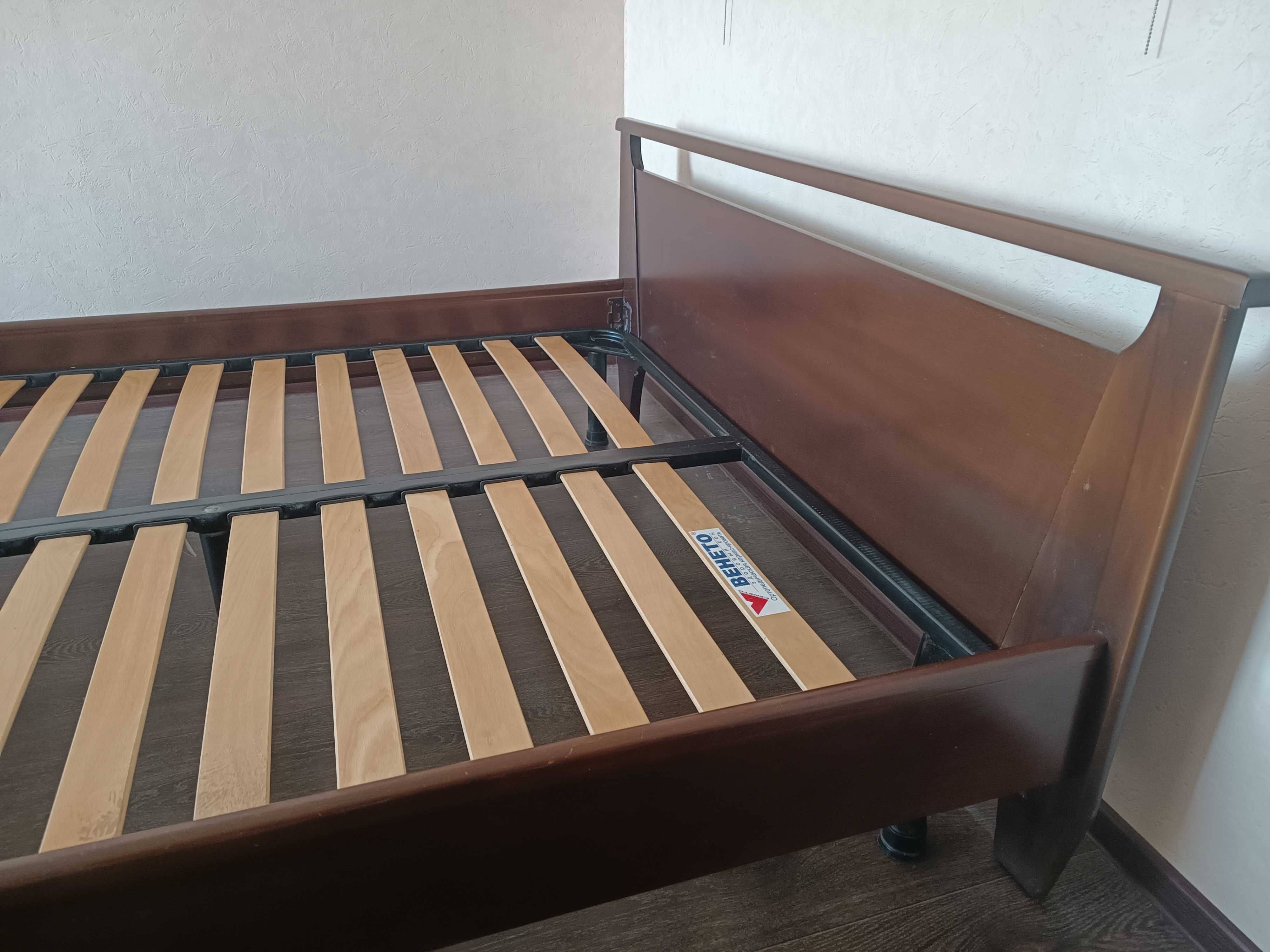 Продам ліжко з деревини