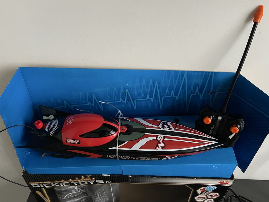 Катер з пультом керування