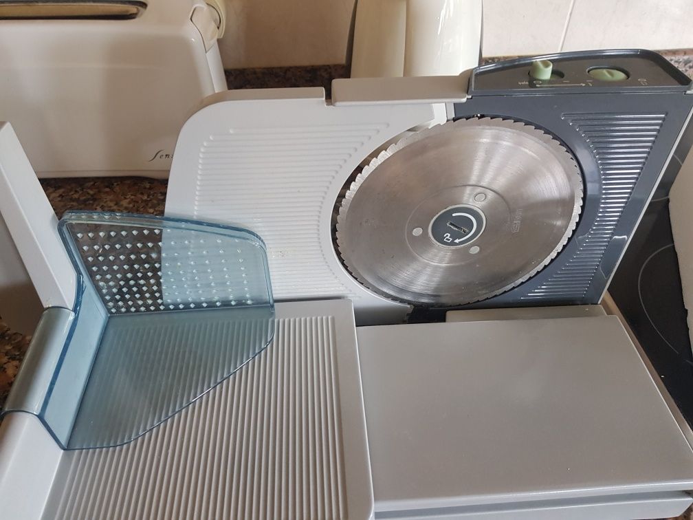 Fiambreira com pouco uso