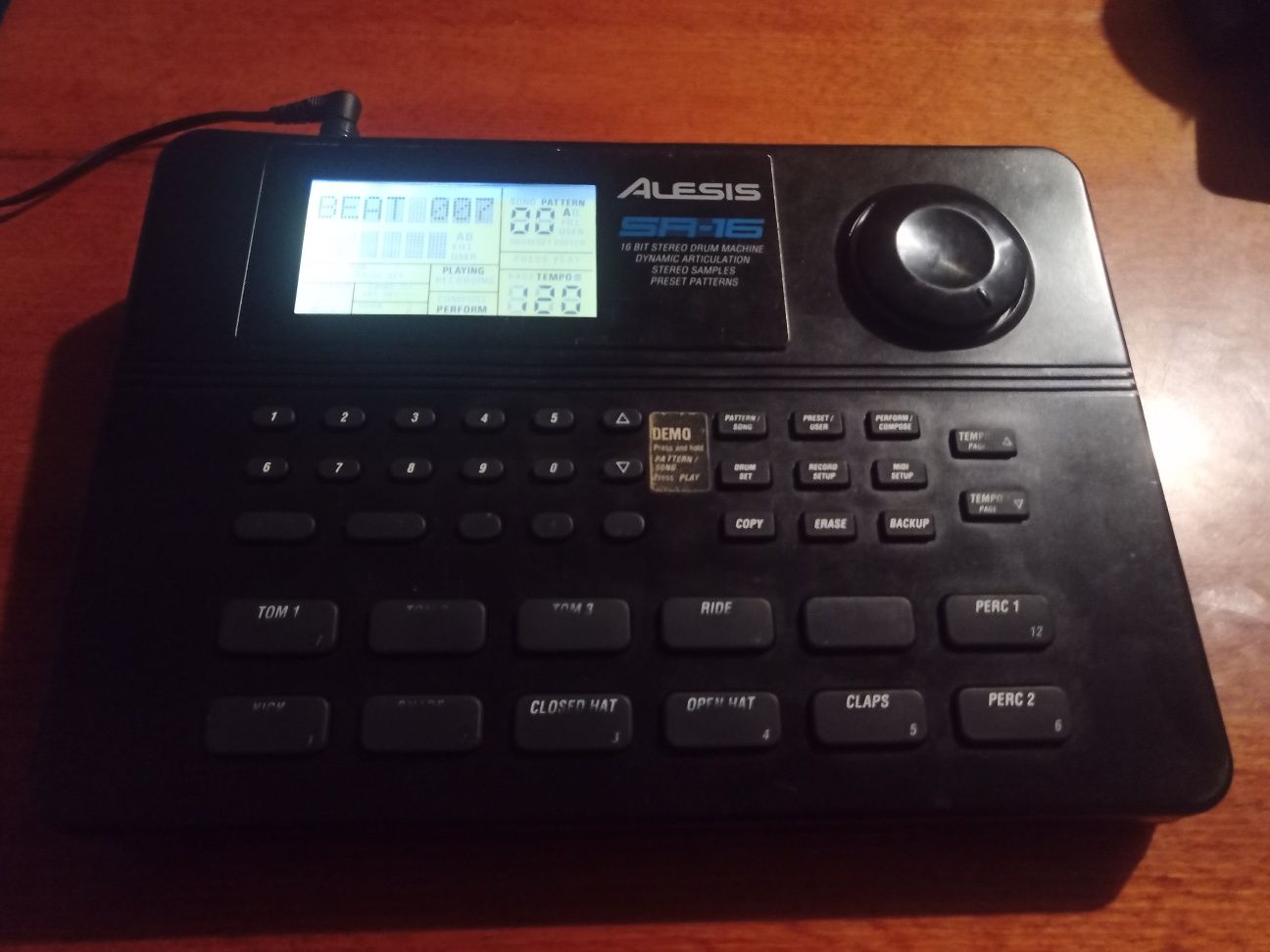 Легендарна alesis sr16 ритм машинка драм машина ударна драммашина RX17