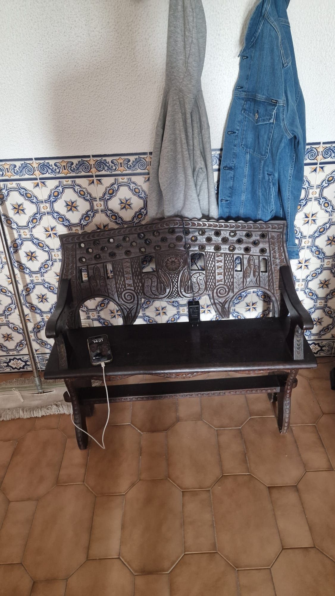 Moveis variados em madeira maciça