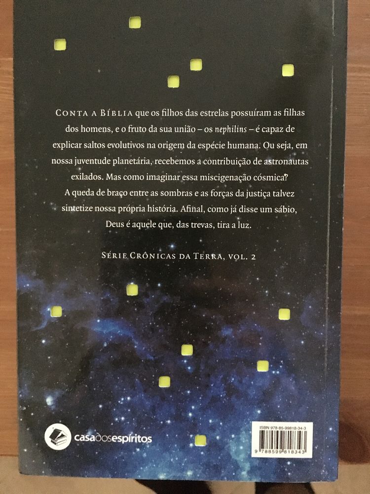 Livro “ Os Nsphelins” novo