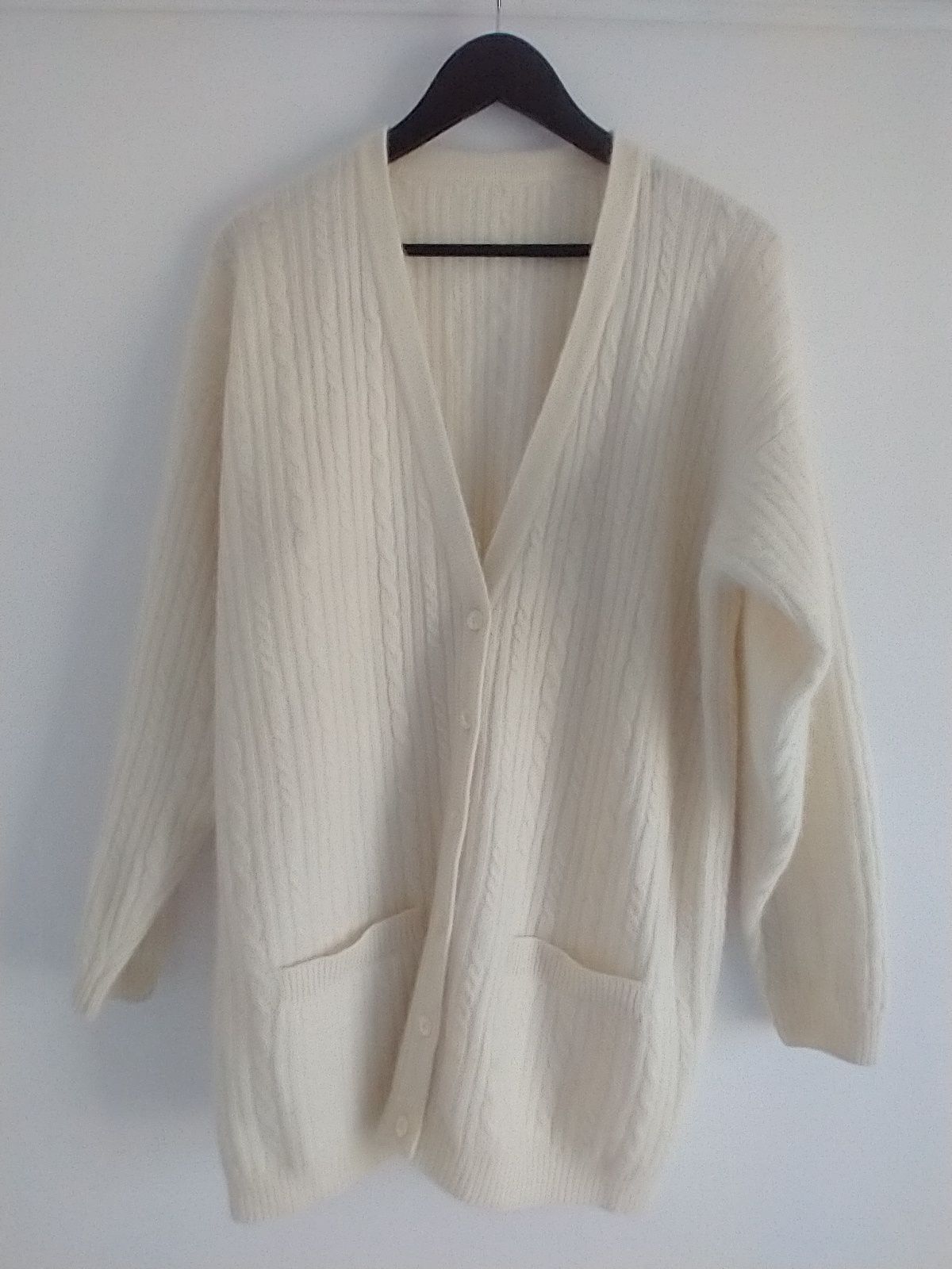 Sweter rozpinany. Rozmiar XL. Kolor biały odcień owczej wełny.
