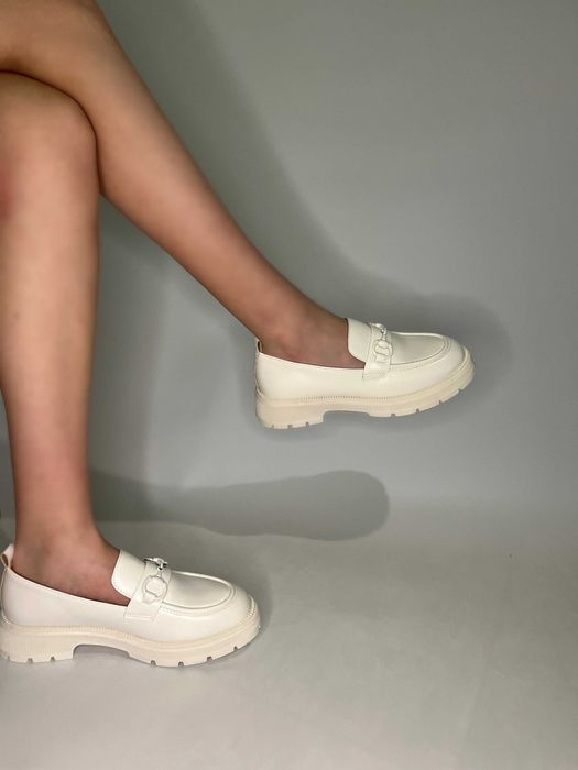 Жіночі лофери у сніжно білому кольорі