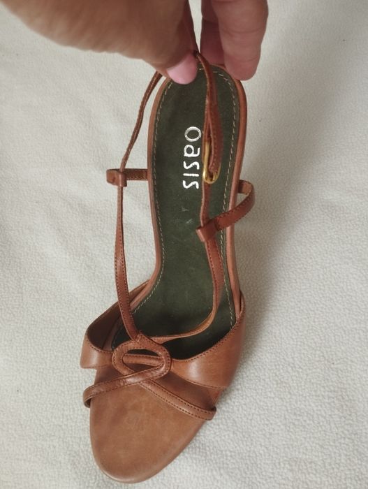 Босоніжки жіночі шкіряні фірми Oasis,нові,світло -коричневий колір