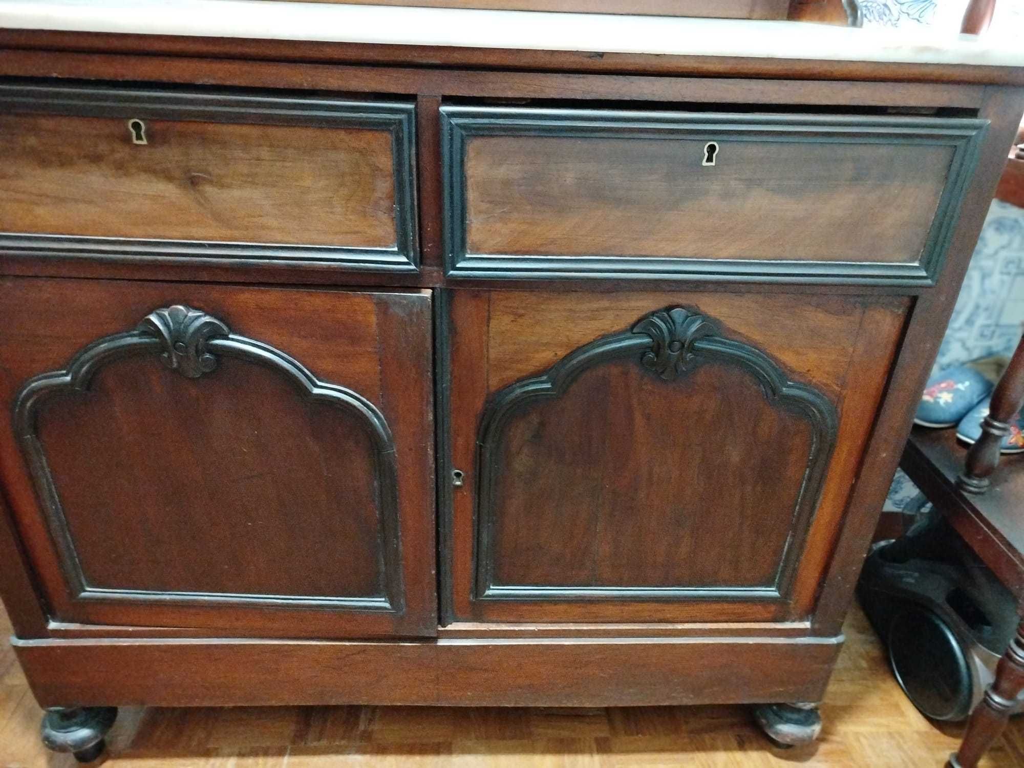 Móveis e peças decorativas