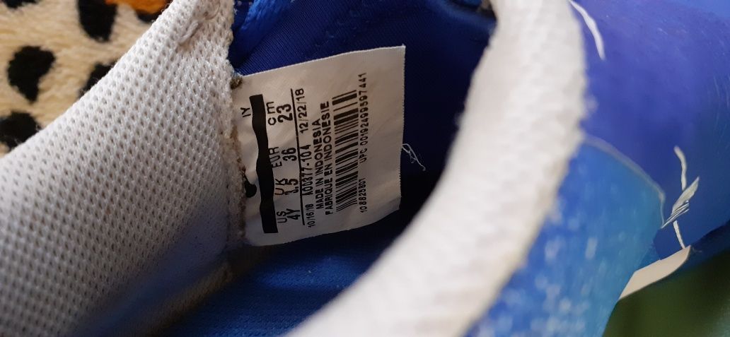 Продам футбольные сороконожки NIKE.