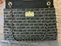 BOLSA MARCA MOSCHINO, em pele e lona.