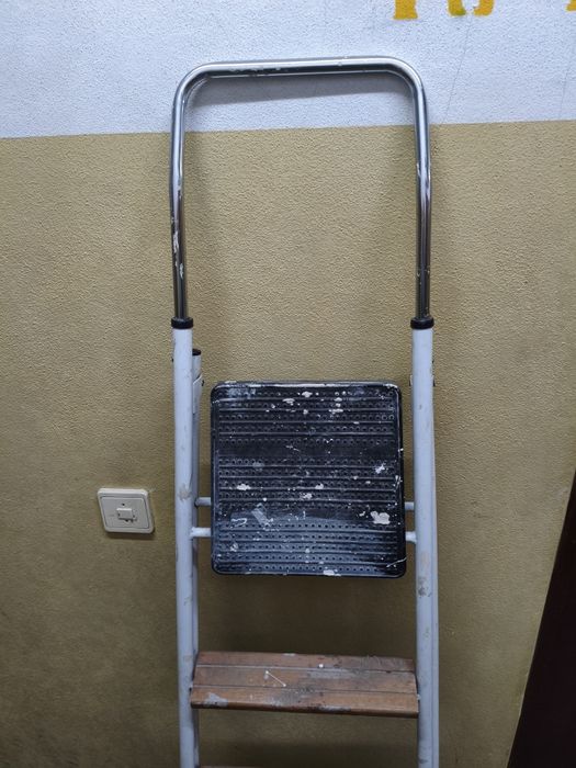 Escadote usado em bom estado