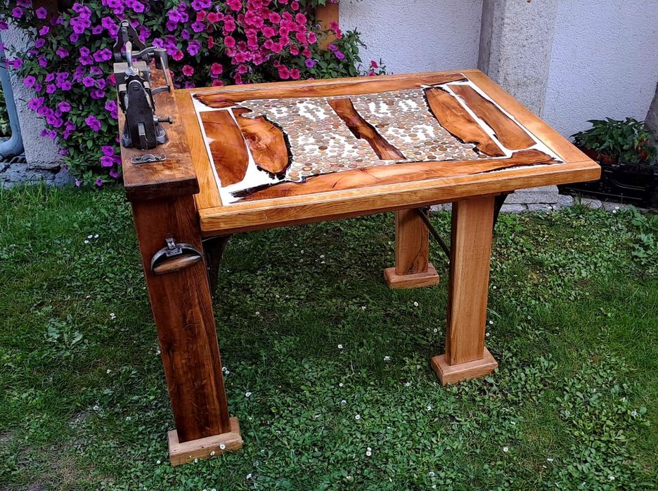 Stół z starej wagi ,odrestaurowanej ,stare pieniądze zalane żywicą