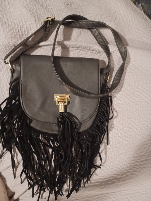 Torebka czarna listonoszka dlugi pasek z frędzlami